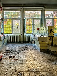 Völlig heruntergekommer und verunstalter Sanitärbereich