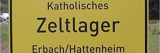 Schild im Stile eines Ortseingangsschildes mit der Aufschrift Katholisches Zeltlager Erbach/Hattenheim